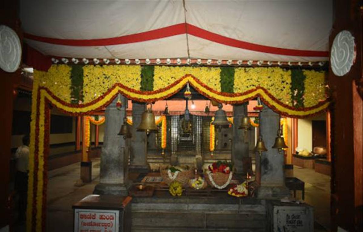 inside shri vishnumoorthy temple aroor - ShriLahari.Com Inside Shri Vishnumoorthy Temple Aroor