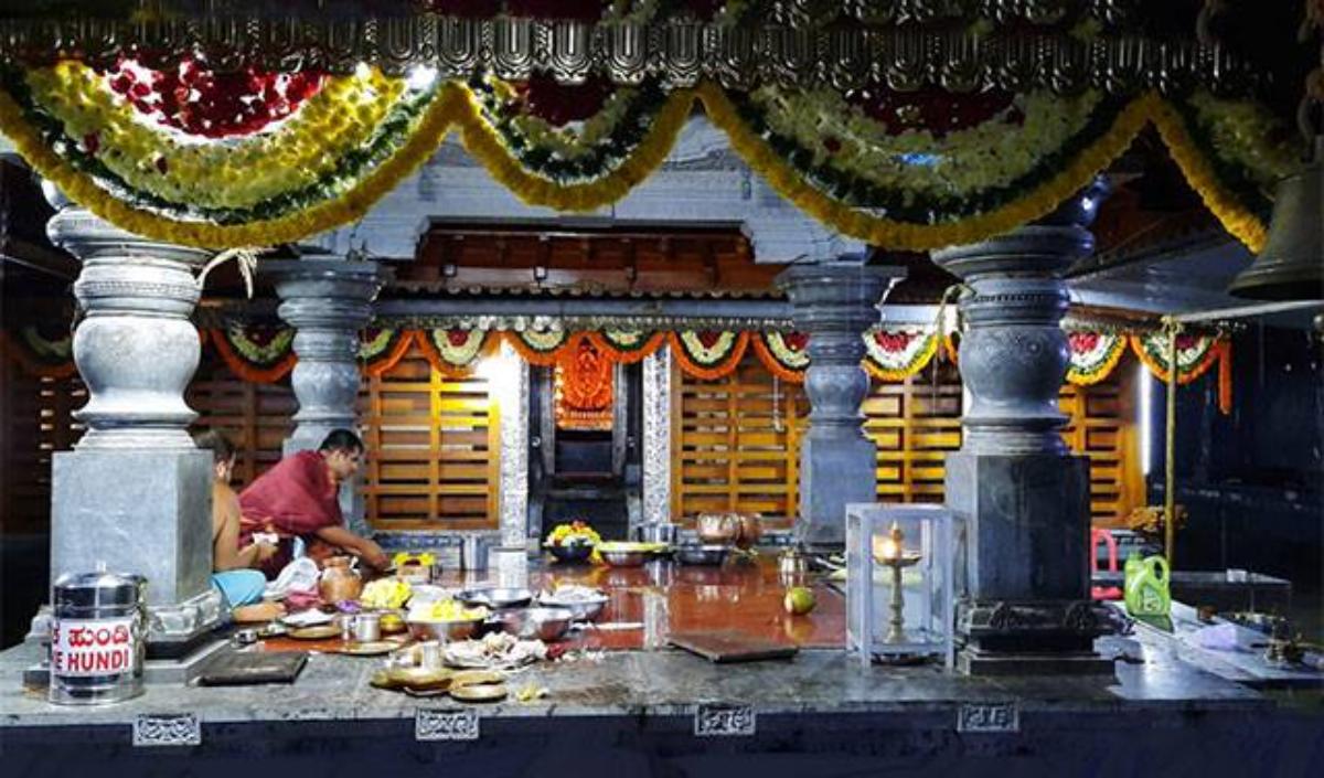 ಒಳಾಂಗಣ ಶ್ರೀ ಮಹಿಷಮರ್ದಿನೀ ದೇವಸ್ಥಾನ ನೀಲಾವರ