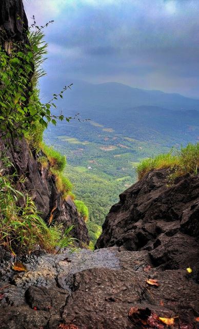 ಗಡಾಯಿಕಲ್ಲು ಮೇಲಿನ ನೋಟ