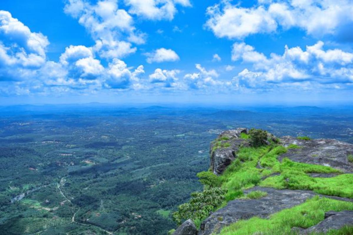ಗಡಾಯಿಕಲ್ಲು ಮೇಲಿನ ನೋಟ