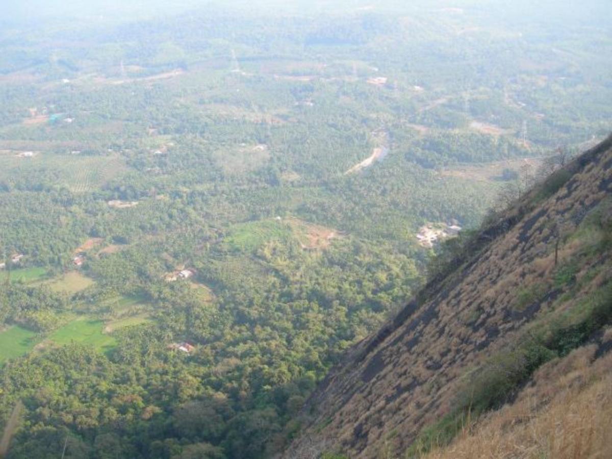 ಗಡಾಯಿಕಲ್ಲು ಮೇಲಿನ ನೋಟ