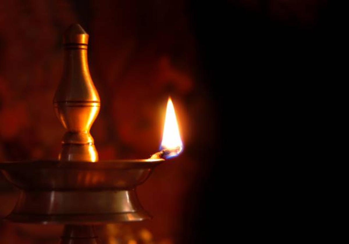 Read more about the article ಮನೆಯೊಳಗೆ ದೇವರ ದೀಪ ಹೇಗಿರಬೇಕು?